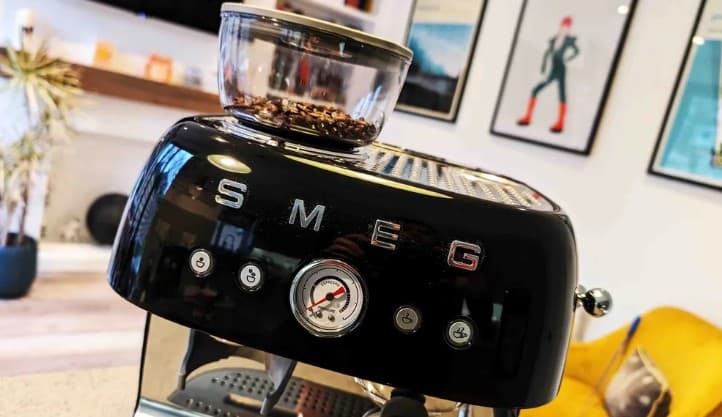 Smeg EGF03 analog pressure gauge close-up during espresso extraction